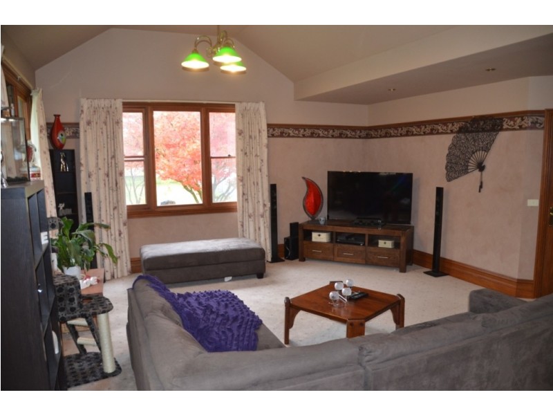 17 Railway Avenue, Bright VIC 3741