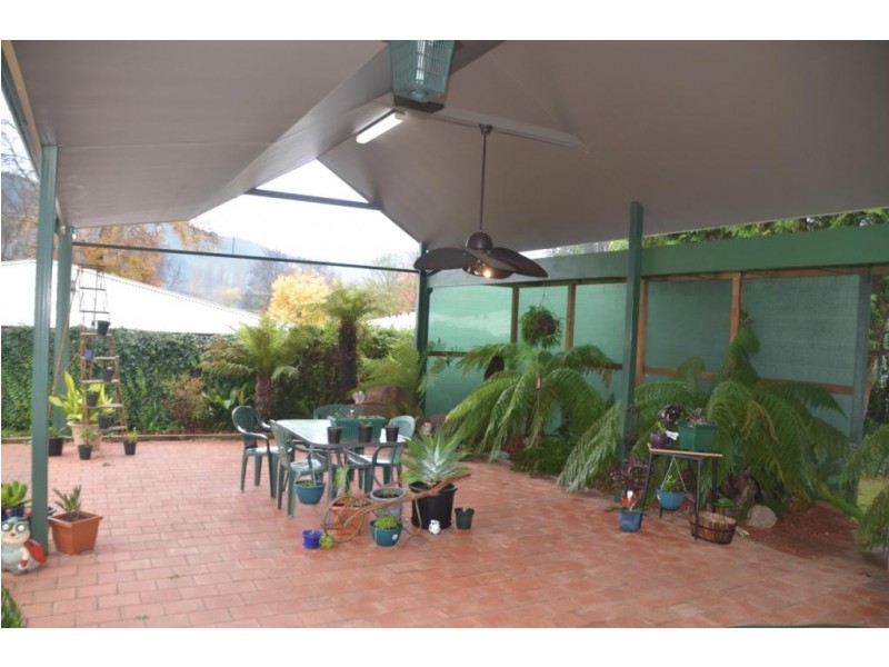 17 Railway Avenue, Bright VIC 3741