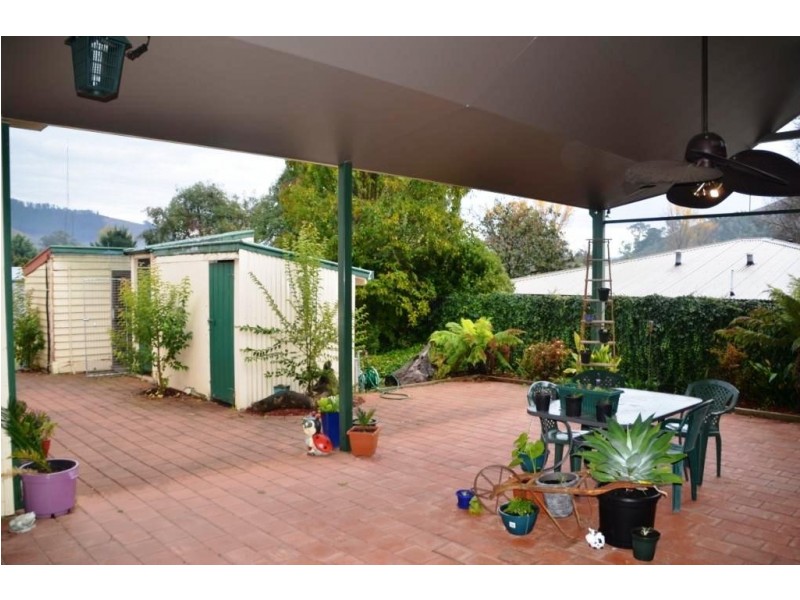 17 Railway Avenue, Bright VIC 3741