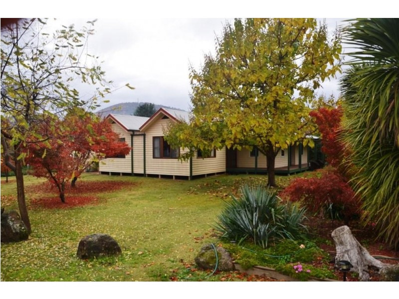 17 Railway Avenue, Bright VIC 3741