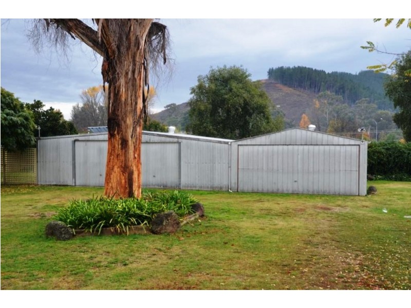 17 Railway Avenue, Bright VIC 3741