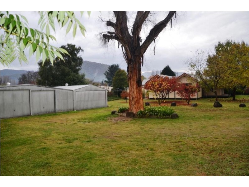17 Railway Avenue, Bright VIC 3741