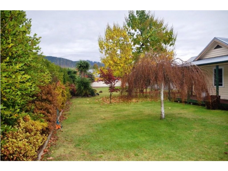 17 Railway Avenue, Bright VIC 3741