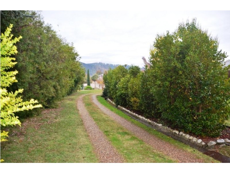 17 Railway Avenue, Bright VIC 3741