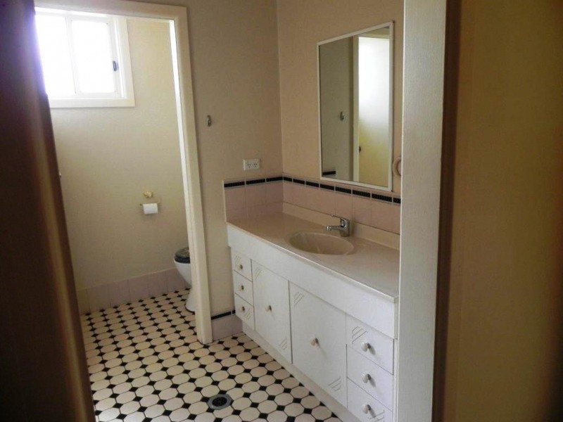 24 Napier Street, Goolgowi NSW 2652