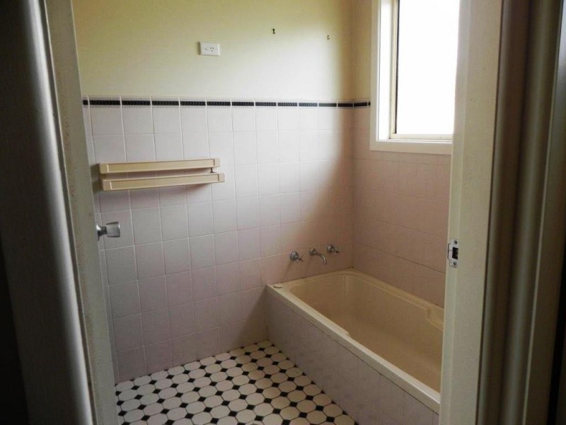 24 Napier Street, Goolgowi NSW 2652