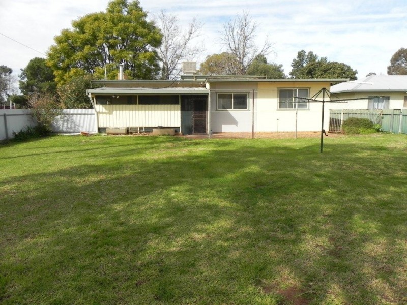 24 Napier Street, Goolgowi NSW 2652