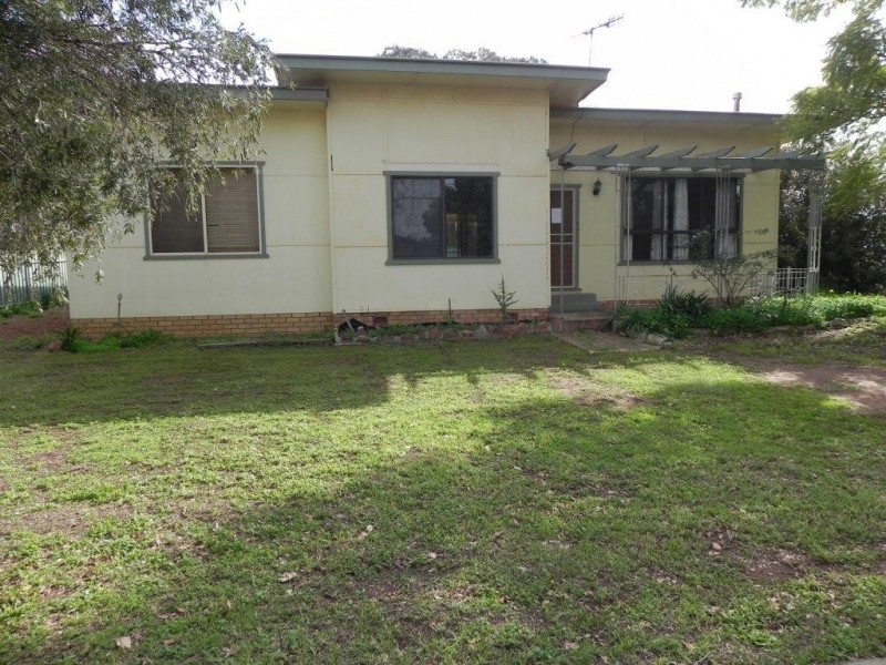 24 Napier Street, Goolgowi NSW 2652