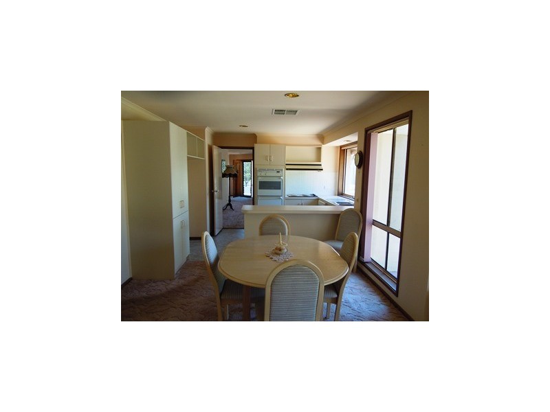 8 Riverine Street, Narrandera NSW 2700