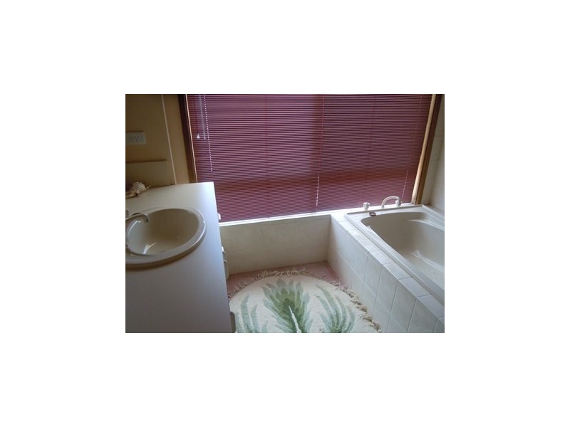 8 Riverine Street, Narrandera NSW 2700