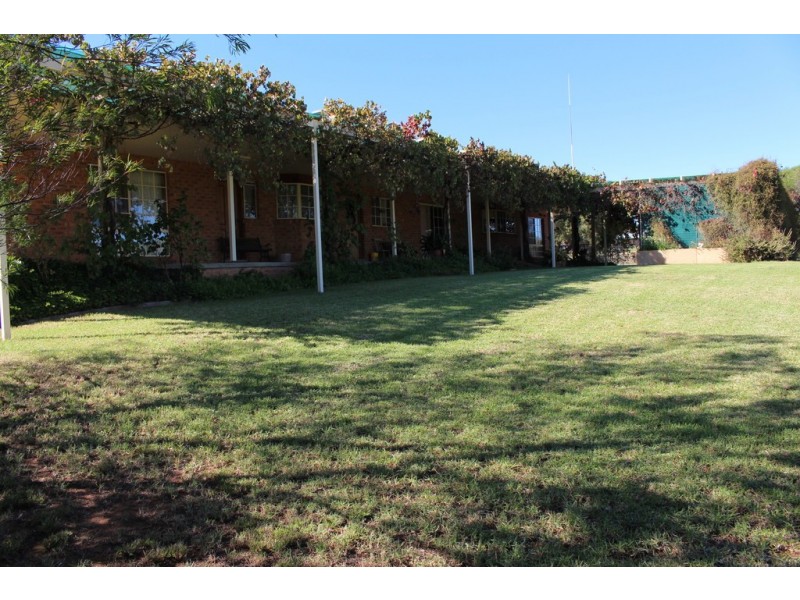 30 KELLYS ROAD, Young NSW 2594