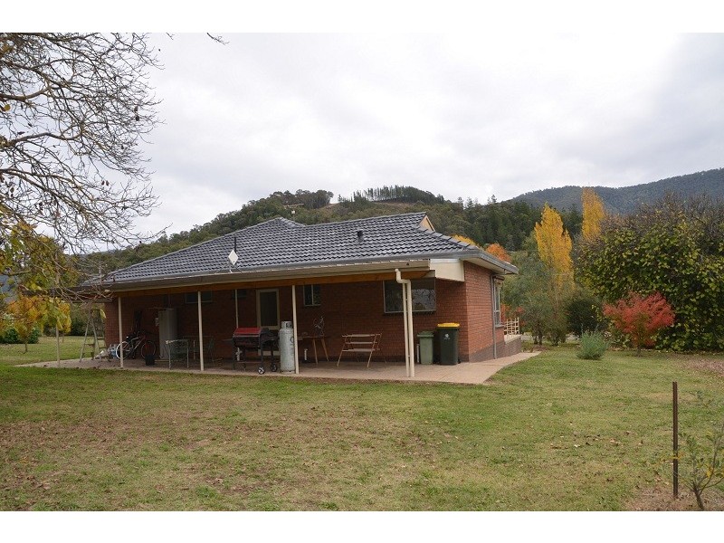 787 Morses Creek Road, Wandiligong VIC 3744