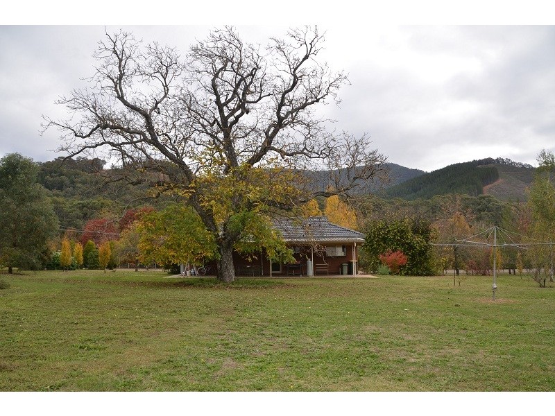 787 Morses Creek Road, Wandiligong VIC 3744