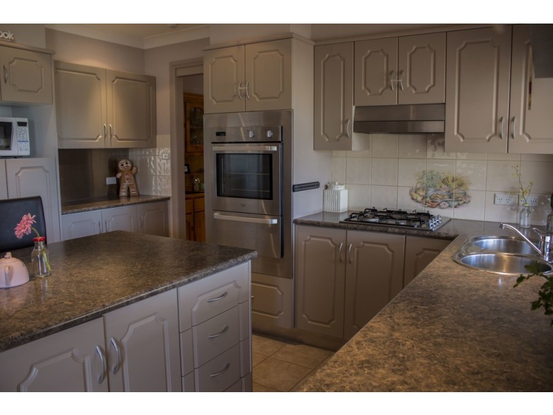 7 SAMUEL COURT, Young NSW 2594