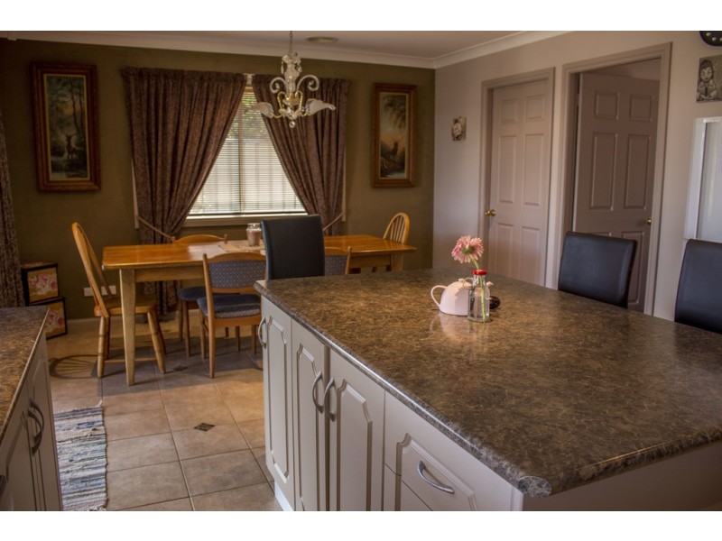 7 SAMUEL COURT, Young NSW 2594