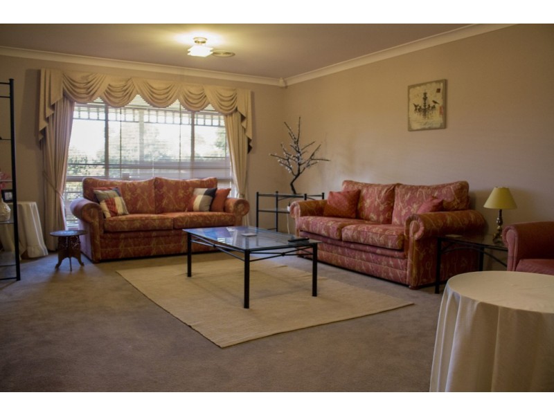 7 SAMUEL COURT, Young NSW 2594