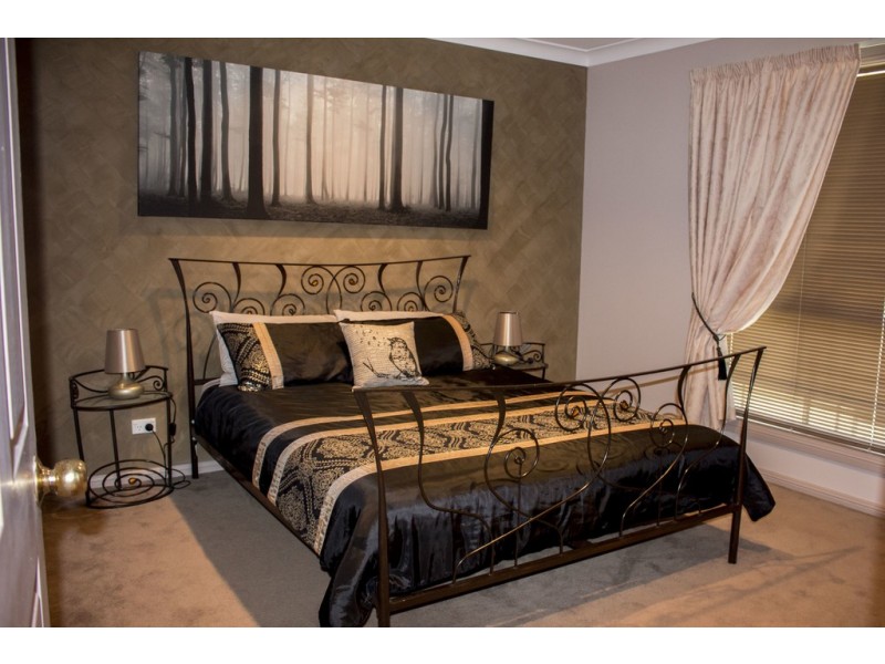 7 SAMUEL COURT, Young NSW 2594