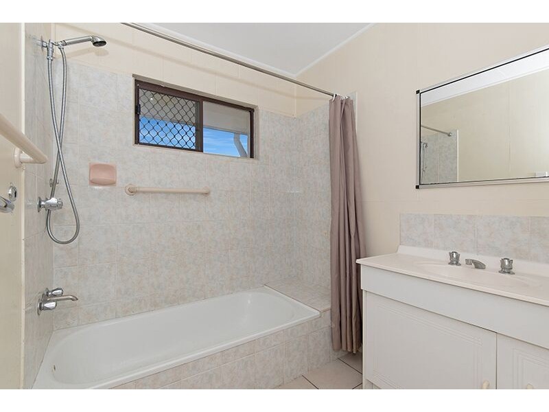 5 PLANT STREET, West End QLD 4810