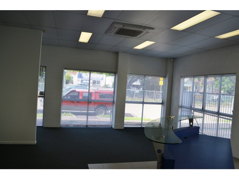 1 / 60 INGHAM ROAD, West End QLD 4810