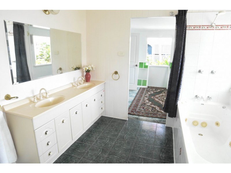 64 Kings Road, Hyde Park QLD 4812