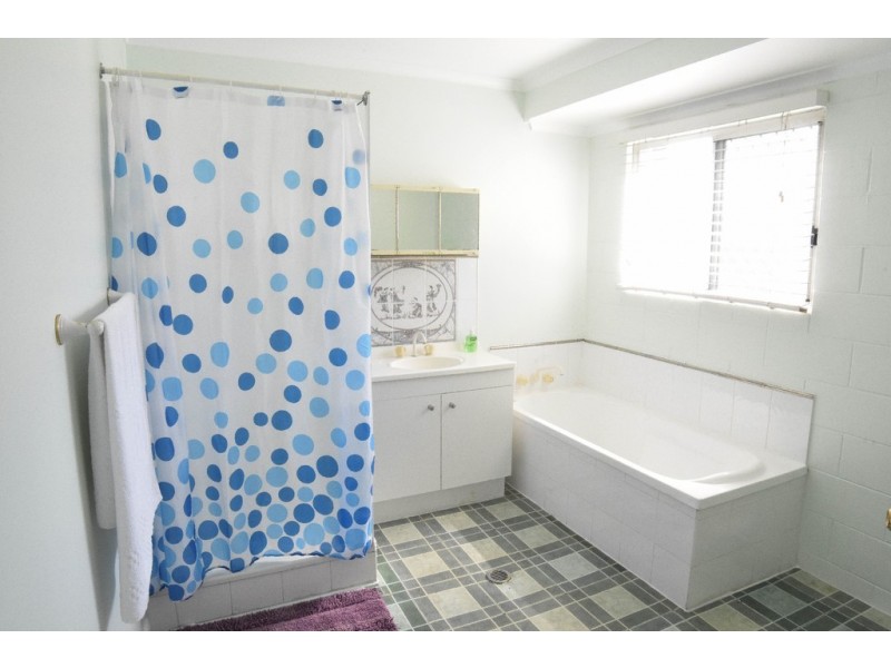 64 Kings Road, Hyde Park QLD 4812