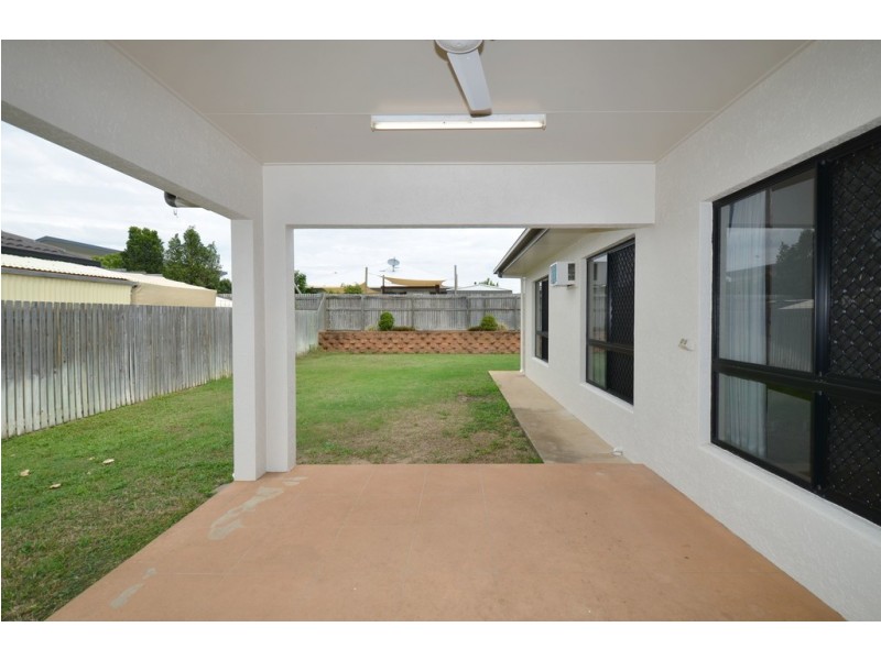 8 DAINTREE DRIVE, Bushland Beach QLD 4818