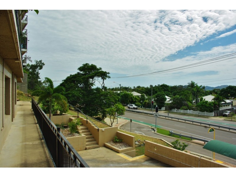 3/2 Bundock, Castle Hill QLD 4810