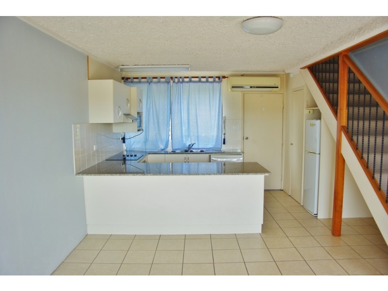 3/2 Bundock, Castle Hill QLD 4810