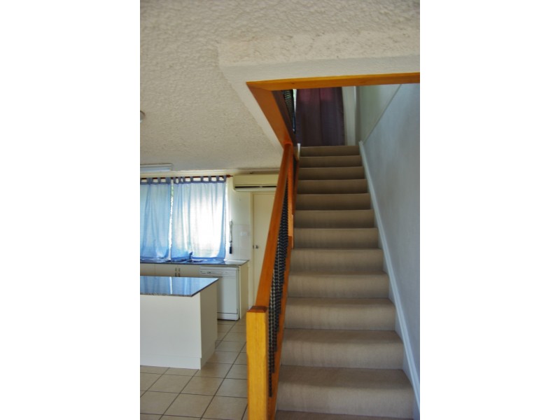 3/2 Bundock, Castle Hill QLD 4810