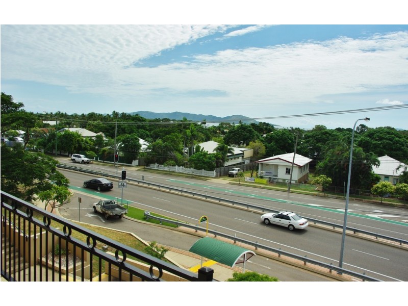 3/2 Bundock, Castle Hill QLD 4810