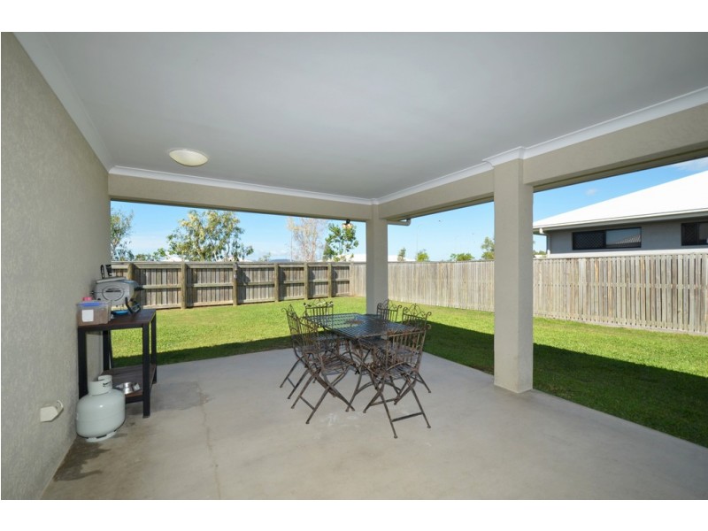 6 Glendower Street, Bushland Beach QLD 4818