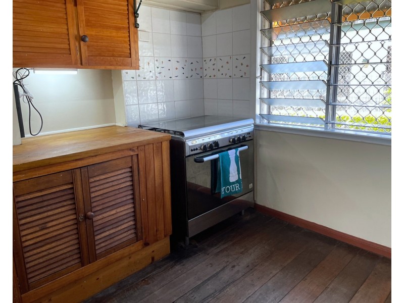 27 HENRY STREET, West End QLD 4810