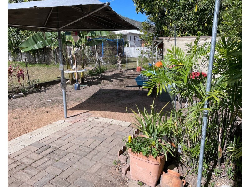 27 HENRY STREET, West End QLD 4810