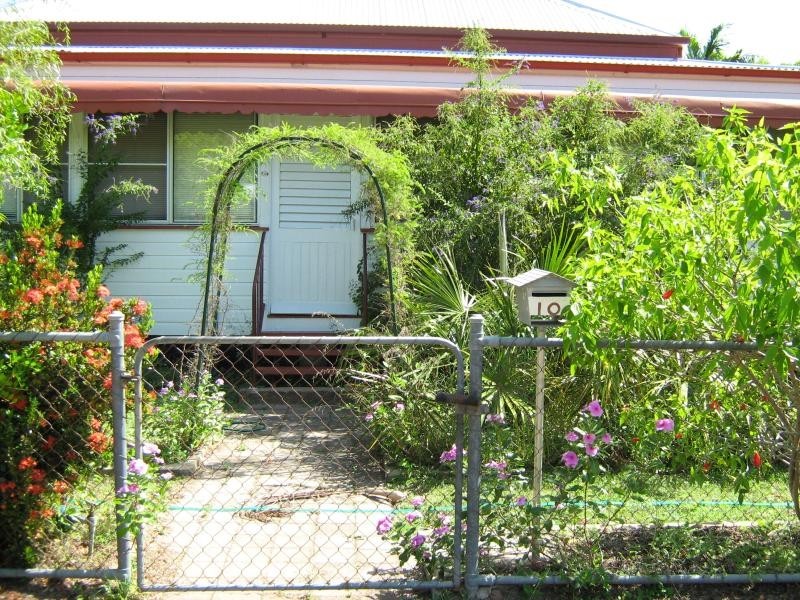 10 Armstrong St, Hermit Park QLD 4812