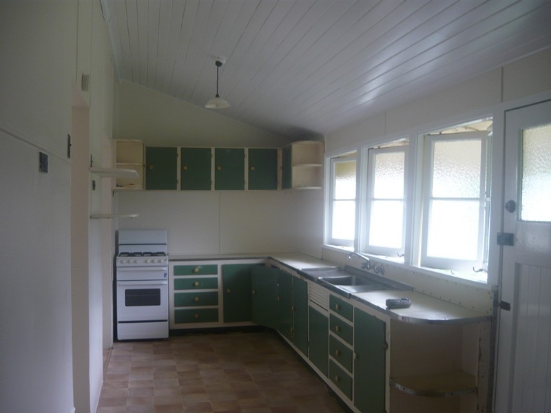 12 Railway Avenue, Railway Estate QLD 4810