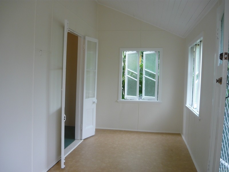 12 Railway Avenue, Railway Estate QLD 4810