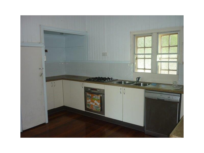 9 Henry St, West End QLD 4810