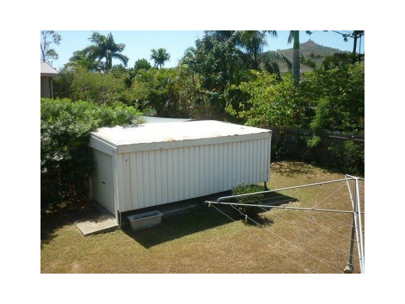 9 Henry St, West End QLD 4810