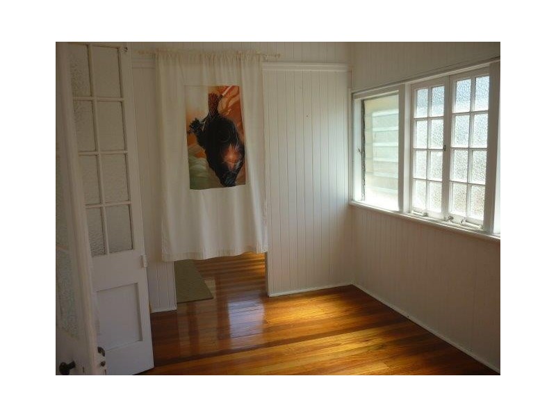 9 Henry St, West End QLD 4810