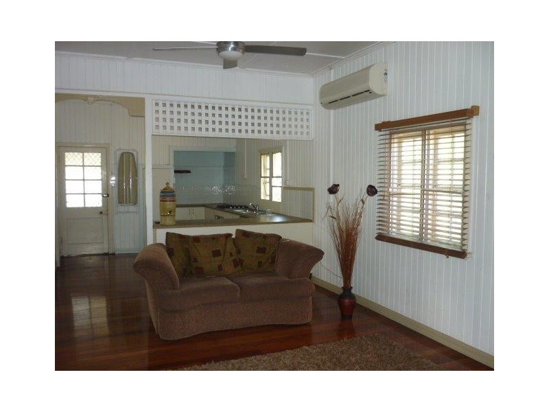 9 Henry St, West End QLD 4810