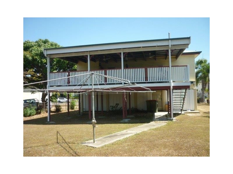 9 Henry St, West End QLD 4810