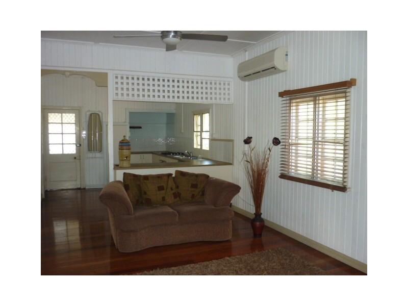 9 Henry Street, West End QLD 4810