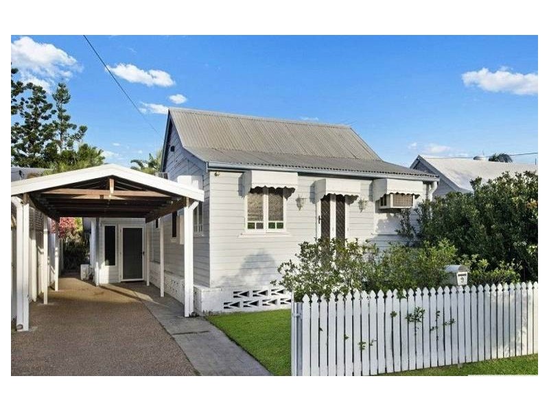 9 EDWARD STREET, West End QLD 4810