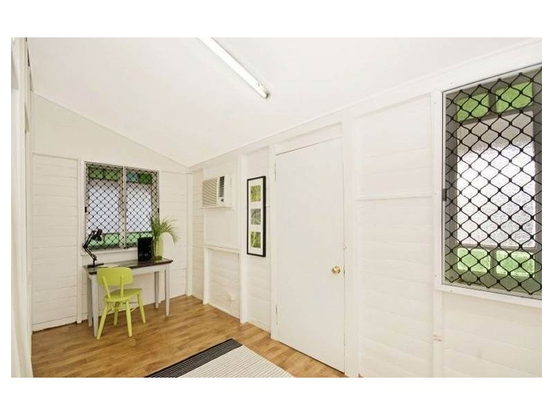 9 EDWARD STREET, West End QLD 4810