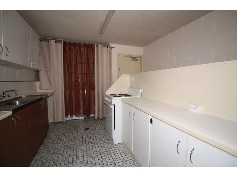 2/163 EYRE, North Ward QLD 4810