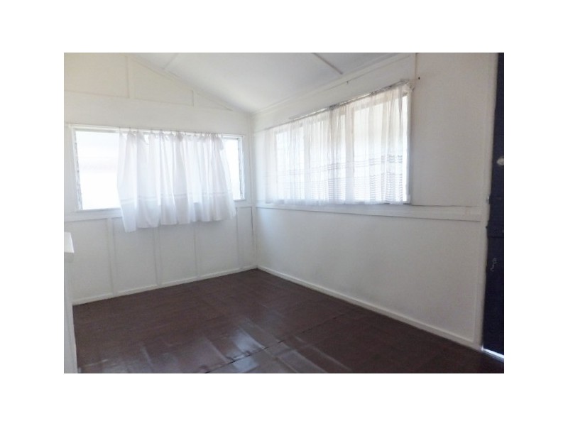 33 PERKINS STREET, South Townsville QLD 4810