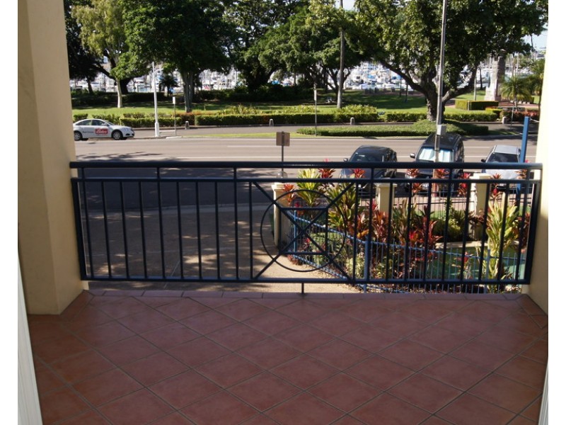 4/18 THE STRAND, North Ward QLD 4810