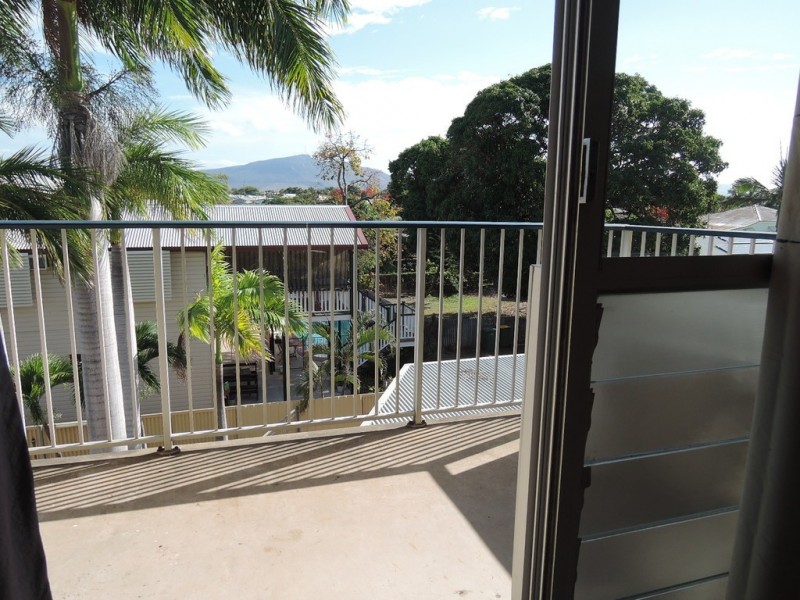 8 / 11 Vaughan, West End QLD 4810