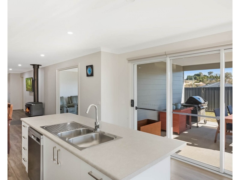 76 Glen Mia Drive, Bega NSW 2550