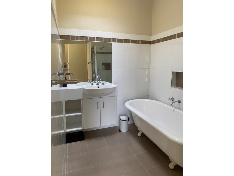 27 Tathra Rd, Bega NSW 2550